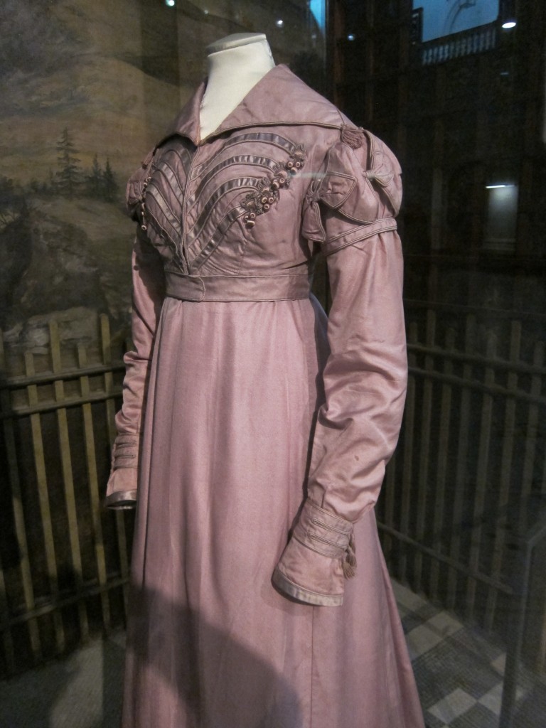 A gorgeous walking dress (1817-20), for all your outdoor needs.